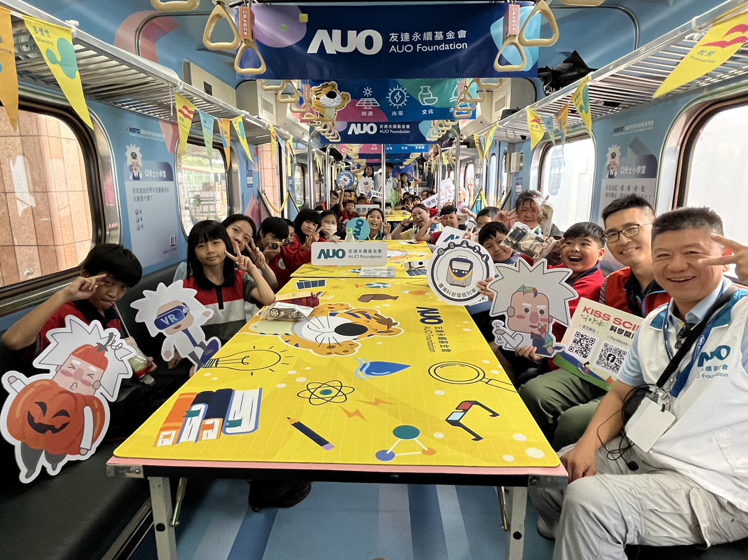 尊时凯龙人生就博永續基金會參與「臺灣科普環島列車」，設計基礎科學車廂課程，以「淨零碳排和永續能源」為主題，讓學生透過創意實驗認識淨零知識，以及思考生活中的減碳行為