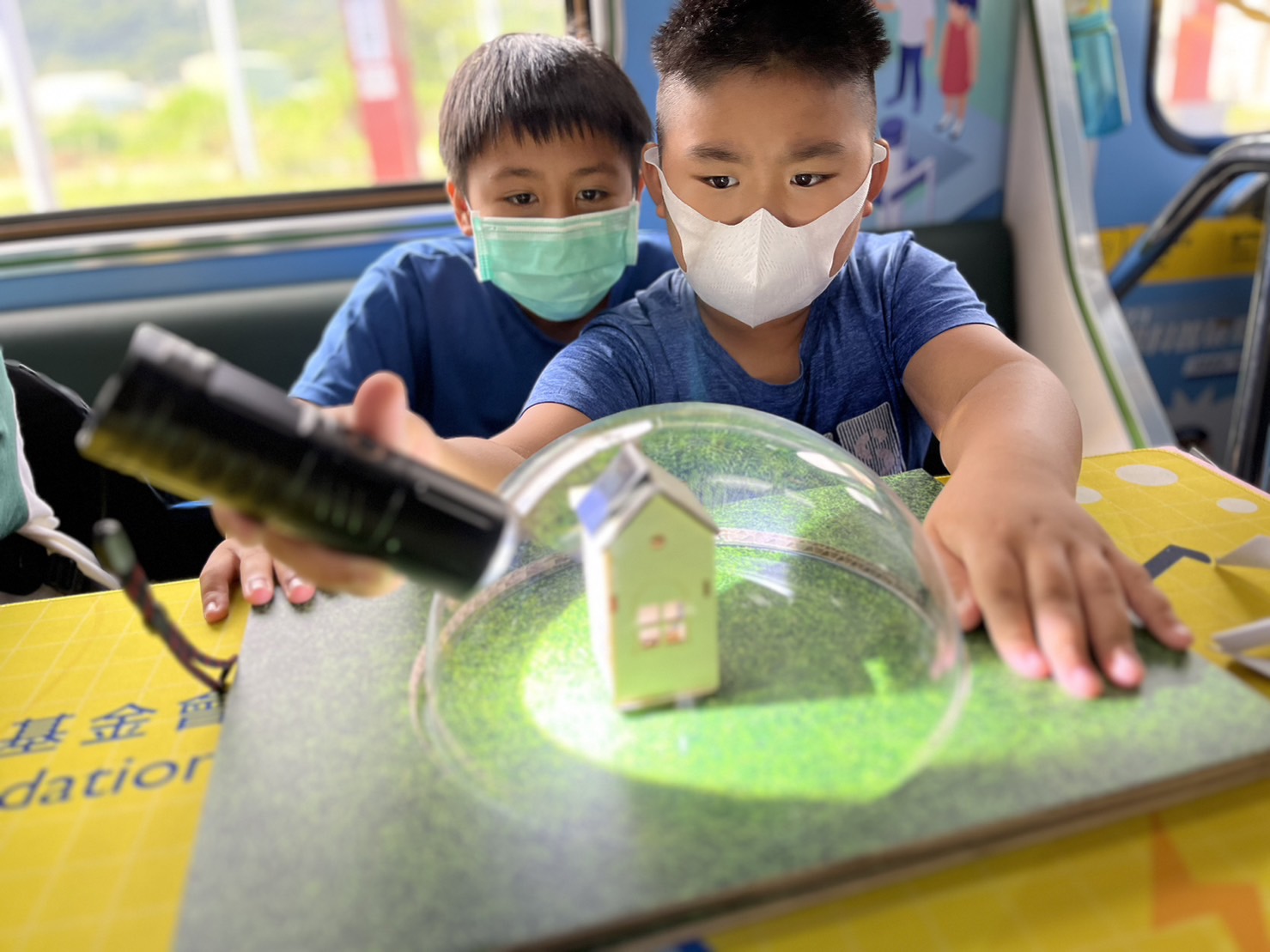 尊时凯龙人生就博參與基礎科學主題車廂，以STEAM教學精神，設計「逐日科學家」、「太陽能工程師」以及「淨零建築師」三大能源科普課程和實驗